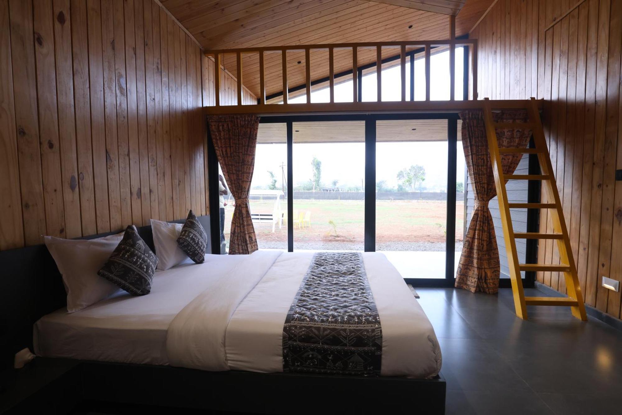 Resort Shreephal Luxurious Resort- In Saputara