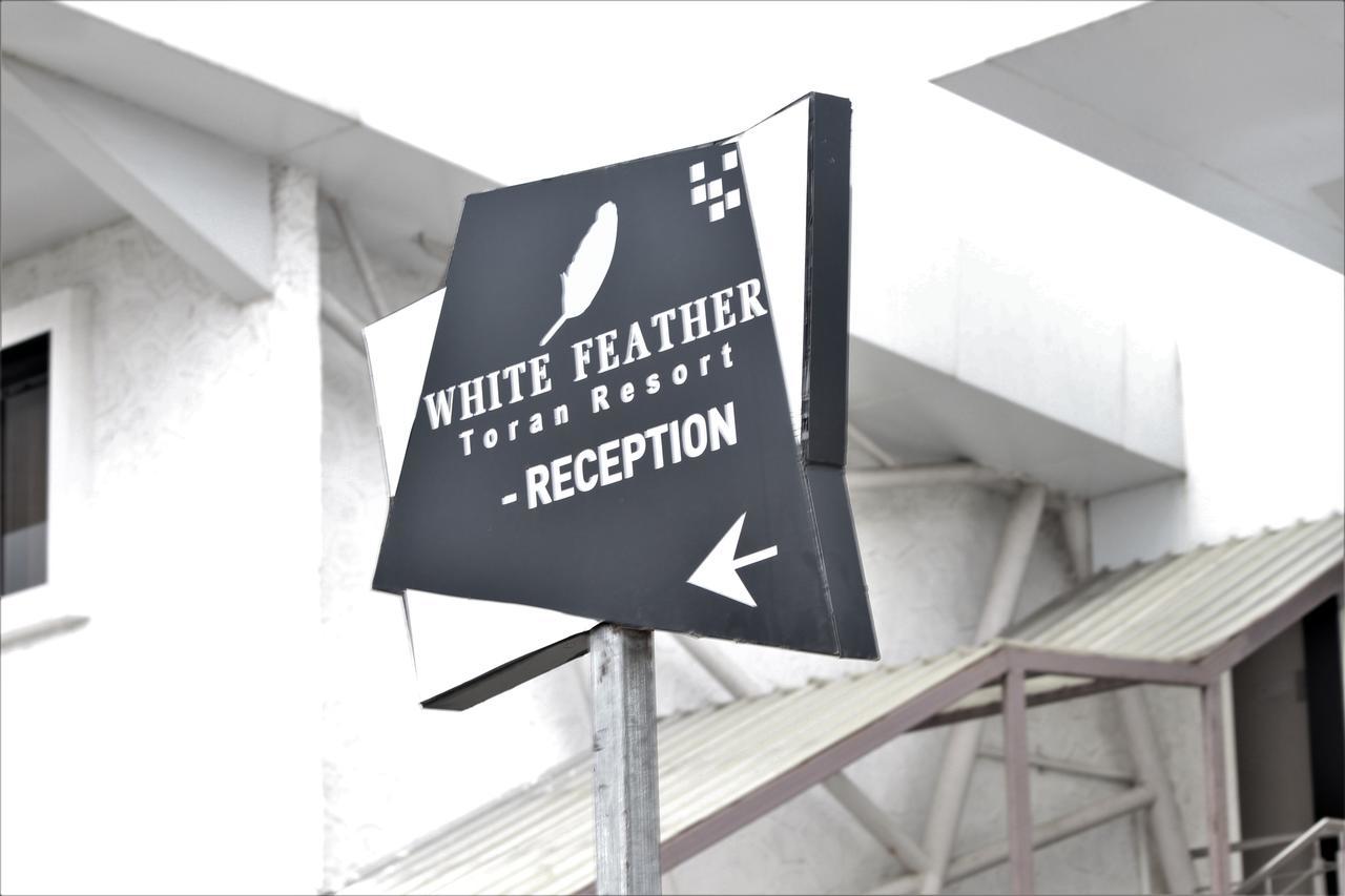 Hotel White Feather Toran
