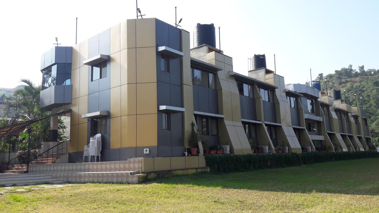 Resort Savshanti Lake Saputara