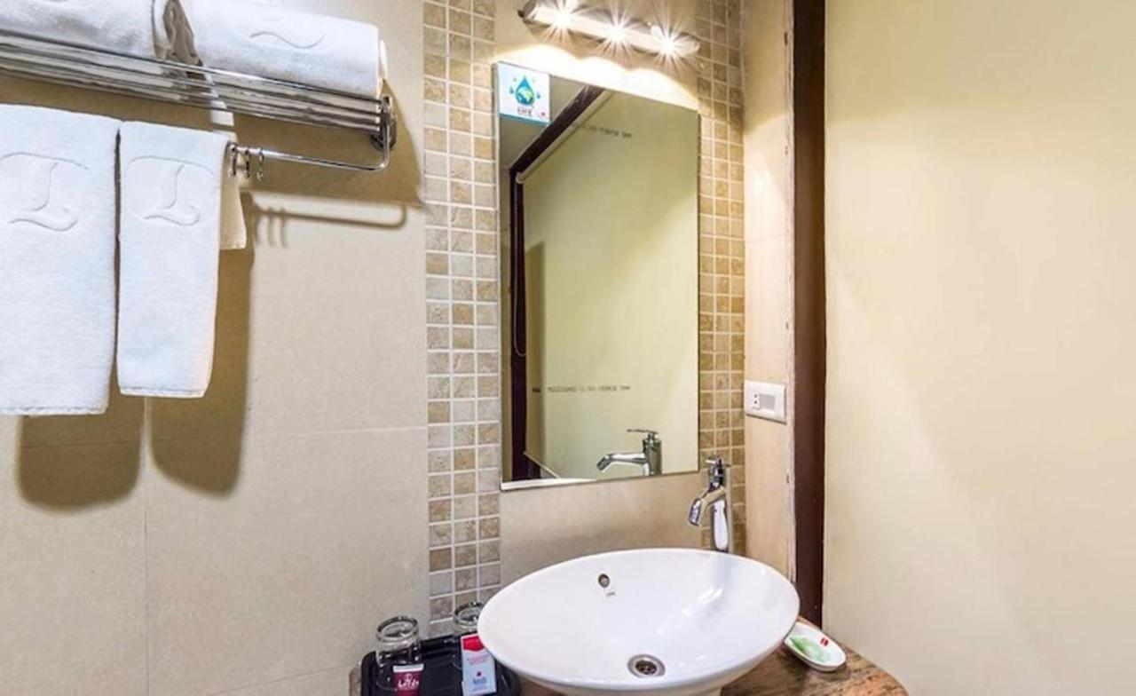 Aakar Lords Hotel 3*