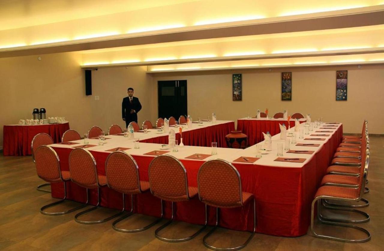 Aakar Lords Hotel 3*